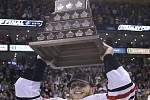 Patrick Kane s Conn Smythe Trophy pro nejužitečnějšího hokejistu play off NHL.