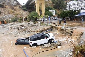 Záplavy na Krétě. Na snímku vozidla ve vesnici Palaiokastro 15. října 2022