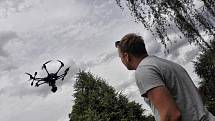 Jakub Karas pilotuje dron