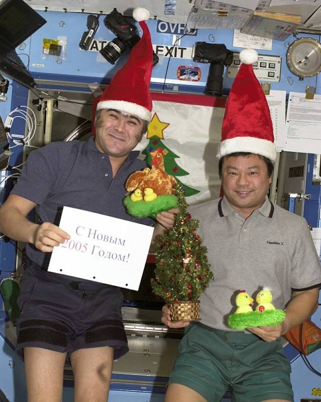 I ve vesmíru se dají Vánoce užít se vší parádou. Posádka Mezinárodní vesmírné stanice si každý rok nechá přivézt ze Země vánoční stromek i vánoční oblečení. Zásobovací loď dováží také štědrou večeři a dárky.