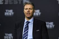 Technický ředitel FIFA Marco van Basten.