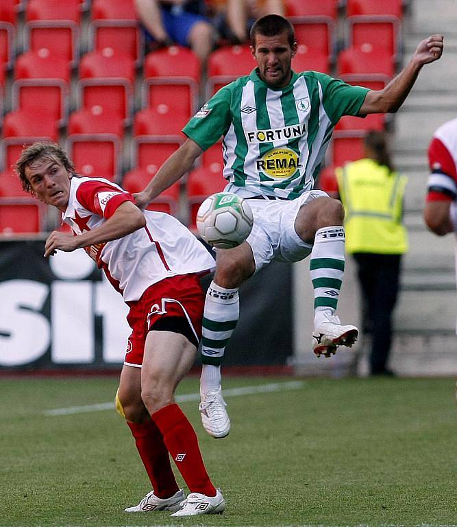 Vladimír Bálek z Bohemians (vpravo) odehrává míč před Milanem Černým ze Slavie.