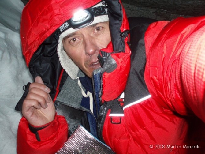 Český horolezec Martin Minařík v bivaku při loňském výstupu na Dhaulagiri. 