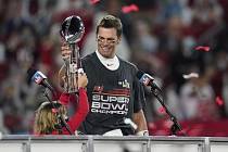 Tom Brady z Tampy s trofejí pro vítěze Super Bowlu.