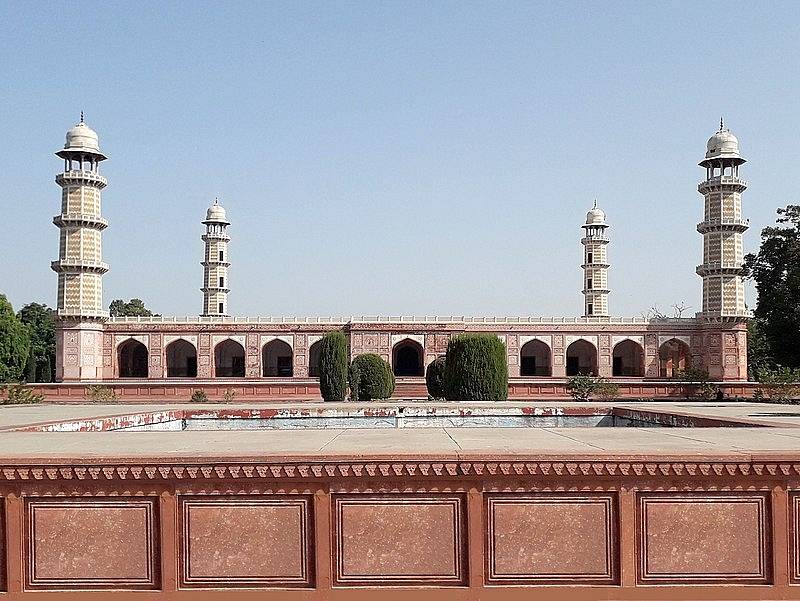 Jahangirův hrob je nejslavnějším mauzoleem v Pákistánu. Hrobka pochází ze 17. století. Aktuálně je ale podle Světového památkového fondu v ohrožení a nutně potřebuje rekonstrukci.