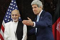 Kerry narychlo zamířil do Kábulu z jednání v Číně, aby se sešel s oběma prezidentskými kandidáty, Abdulláh Abdulláhem a Ašrafem Ghaním.