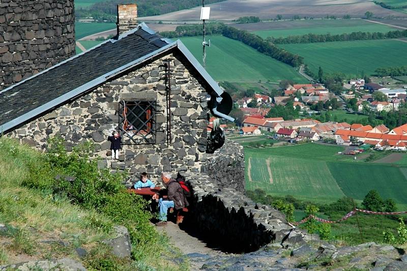 Hrad Házmburk je dominantou krajiny dolního Poohří.