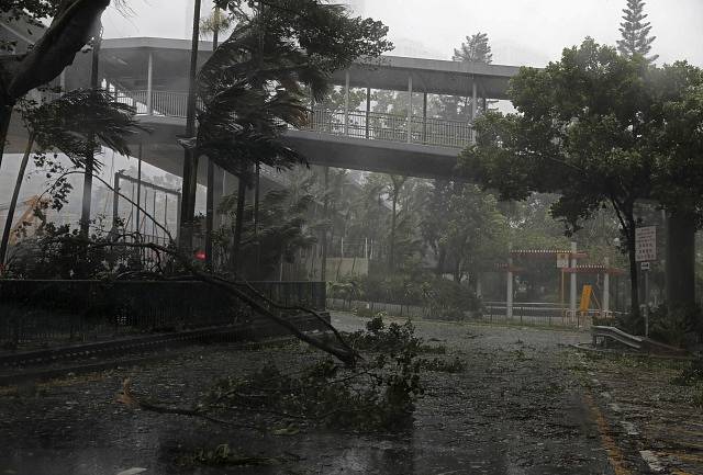 Tajfun Mangkhut dorazil do Hong Kongu.