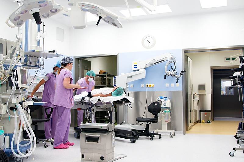 V moderním areálu v Bohunicích provedou chirurgové na 30 000 operací ročně. Využívají k tomu i moderní technologie a nově zrekonstruované operační sály, u nichž na modernizaci přispěly i fondy EU