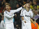 Sergio Ramos z Realu (vlevo) chválí za vstřelený gól parťáka z obrany Pepého.