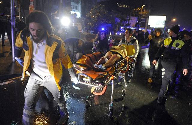 Nejméně 39 mrtvých a 69 raněných si podle dosavadních oficiálních informací vyžádal noční útok na istanbulskou diskotéku Reina, kde stovky lidí zrovna slavily příchod nového roku. 