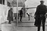 Ikonický snímek šestiletého Roberta Douglase Spedena, prohánějícího na palubě Titaniku pod dohledem svého otce Fredericka káču. Rekonstruoval jej i James Cameron při natáčení svého velkofilmu, kdy nechal kolem takového chlapce projít hrdiny Jacka a Rose