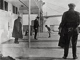 Ikonický snímek šestiletého Roberta Douglase Spedena, prohánějícího na palubě Titaniku pod dohledem svého otce Fredericka káču. Rekonstruoval jej i James Cameron při natáčení svého velkofilmu, kdy nechal kolem takového chlapce projít hrdiny Jacka a Rose