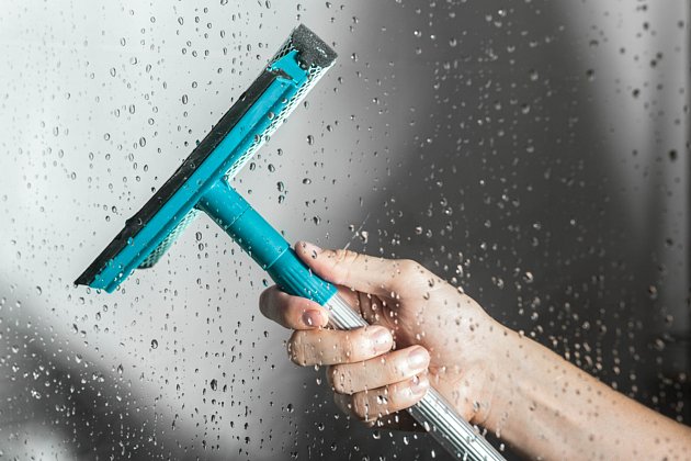 Nejlépe je vždy po použití sprchy otřít vodu ze skleněných dveří stěrkou.