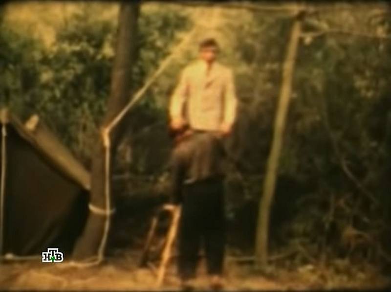 Záběry ze Slivkovy kamery zachycující inscenovanou "popravu pionýra", která v sedmi případech skončila vraždou