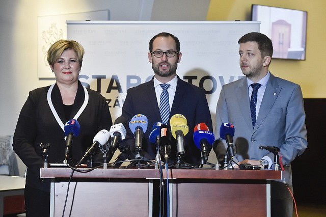Zleva místopředsedkyně STAN Věra Kovářová, předseda poslaneckého klubu Jan Farský a první místopředseda Vít Rakušan.