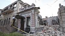 Pohled na budovu v Mariupolu zničenou během bojů