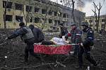 Válka na Ukrajině (Mariupol, 9. března 2022). Ukrajinští záchranáři a dobrovolníci přenášejí zraněnou těhotnou ženu po útoku na nemocnici. Dítě se narodilo mrtvé, krátce poté zemřela i matka