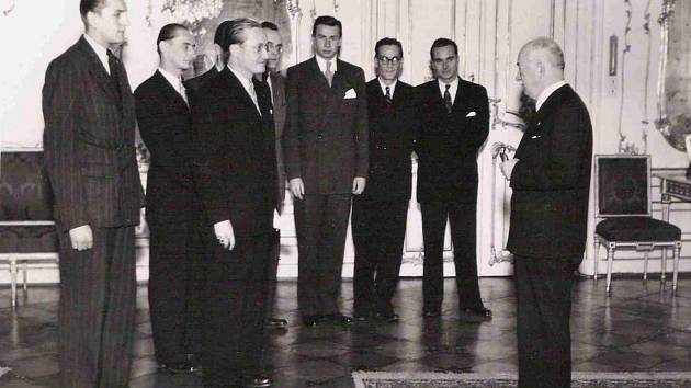 Vojmír Srdečný na návštěvě u prezidenta E. Beneše v roce 1946 spolu s delegací studentů postižených represemi 17. 11. 1939 (druhý zprava)