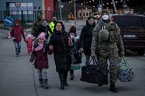 Lidé prchající z Ukrajiny přicházejí na Slovensko přes hraniční přechod Vyšné Nemecké, 26. února 2022. Slovensko uvedlo, že po ruské vojenské operaci na Ukrajině vpustí do země prchající Ukrajince.