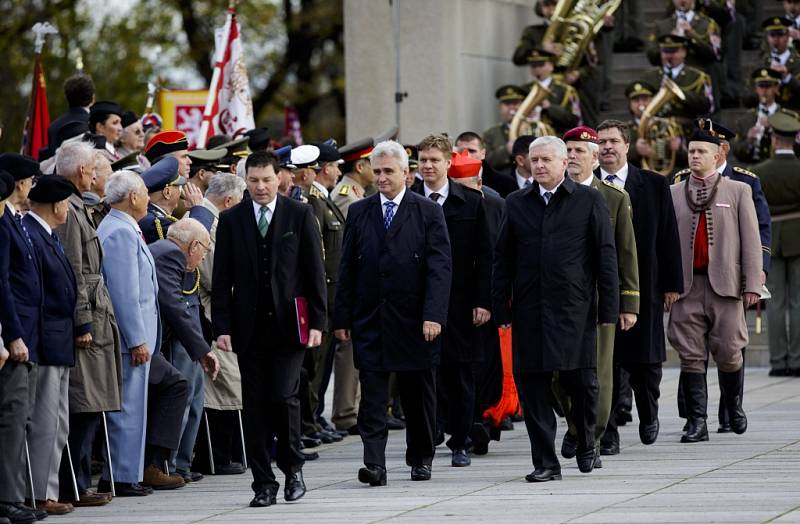 Položením věnce u jezdecké sochy Jana Žižky na pražském Vítkově zahájil prezident Miloš Zeman oslavy 95. výročí vzniku samostatného Československa. 