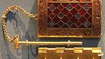 Části výzbroje anglosaských válečníků. Artefakty byly nalezeny na pohřebišti v Sutoon Hoo a poskytují jedinečný pohled na kulturu Anglosasů v raném středověku.