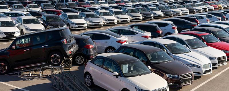 Za první čtvrtletí letošního roku se dovezlo 44 tisíc aut, což bylo v porovnání s loňskem o skoro 29 procent víc. Ani vyšší dovoz aut ale podle expertů situaci neřeší.