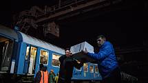 Dobrovolníci vyklízí plné vlaky s zdravotním a humanitárním materiálem, 3. března 2022 v Mostyska (Ukrajina)