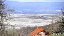 Obec Braňany, pohled na uhelný Důl Bílina.