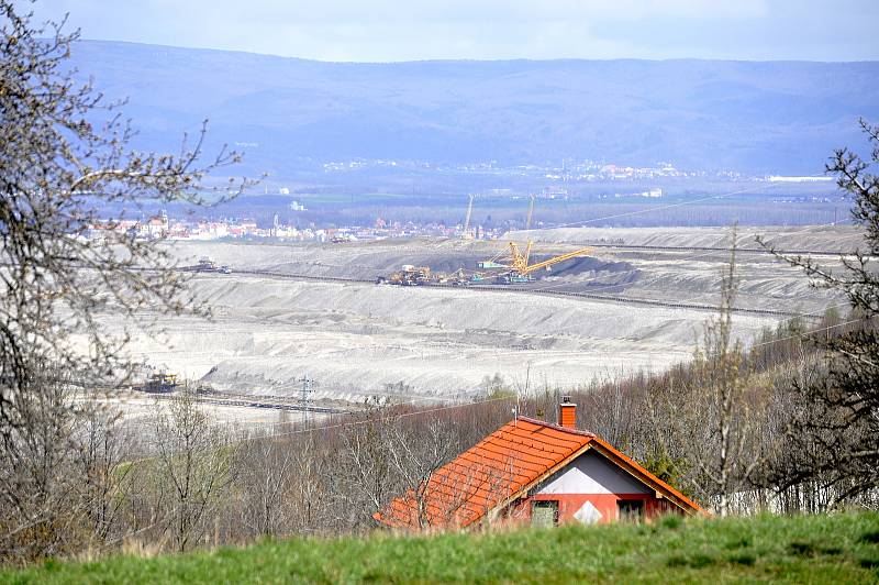 Obec Braňany, pohled na uhelný Důl Bílina.