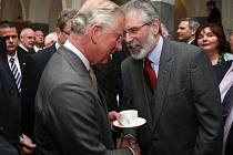 Princ Charles (vlevo) si potřásá rukou s Gerry Adamsem.