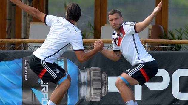 Sami Khedira (vlevo) a Lukas Podolski na tréninku Německa před osmifinále s Alžírskem.