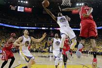 Ian Clark (21) z Golden State se snaží zavěsit, zatímco ho brání Trevor Ariza (1) z Houston Rockets.