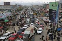Ulice Kábulu krátce po zemětřesení.