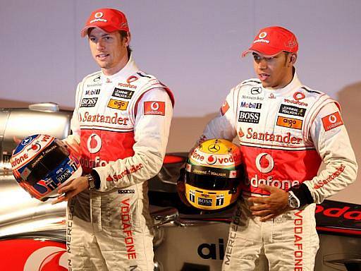 Piloti stáje formule 1 McLaren Jenson Button (vlevo) a Lewis Hamilton. 