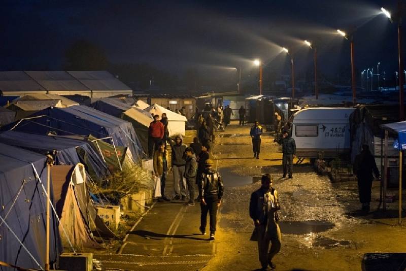 Uprchlíci z tábora u Calais se v noci na dnešek střetli s pořádkovými silami v sérii potyček, během kterých na policisty házeli lahve a kameny.