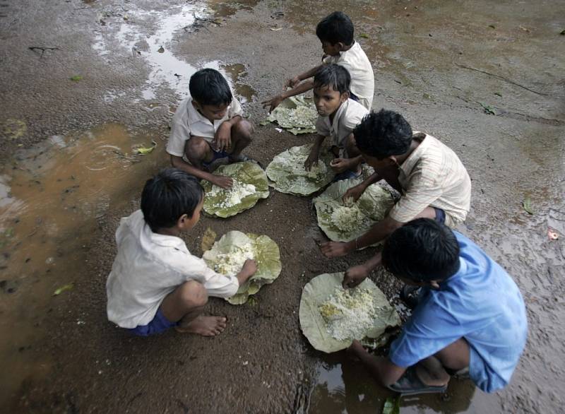 Na severu Indie zuří záplavy. Povodně zničily úrodu, zatopily stovky vesnic... U obyvatel hrozí rozšíření infekcí, protože jedí jen syrovou rýži a pijí špinavou vodu. 