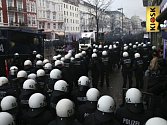 Při protestu proti vyklizení levicově orientovaného kulturního střediska v Hamburku bylo zraněno 500 demonstrantů
