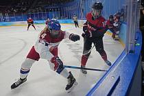 Česká hokejistka Daniela Pejsová (vlevo) a Haruka Toková z Japonska v utkání olympijského turnaje žen v Pekingu.