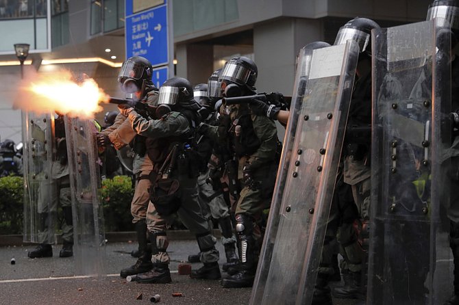 Policie vystřeluje proti demonstrantům v Hongkongu slzný plyn