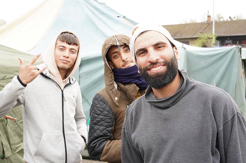 Stanový tábor pro migranty ve slovenských Kútech, nedaleko českých hranic. Je pro běžence zastávkou na cestě do Německa. Má kapacitu dvě stě lidí