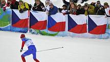 Čeští fanoušci povzbuzují českého běžce na lyžích Lukáše Bauera.