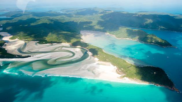 Pláž Whitehaven Beach na ostrově Whitsunday je proslulá svým unikátním křemičitým pískem.