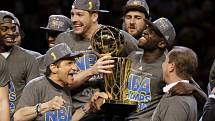 Basketbalisté Golden State Warriors se stali po čtyřiceti letech šampiony NBA.