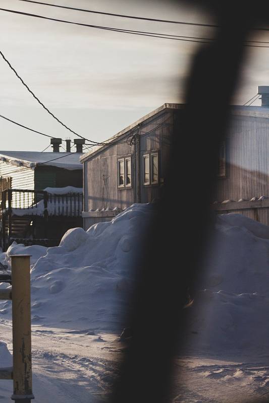 Město Barrow na Aljašce je jedno z nejseverněji položených měst světa. Tamní obyvatelé se tak potýkají s dlouhou polární nocí.