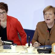  Annegret Krampová-Karrenbauerová a Angela Merkelová