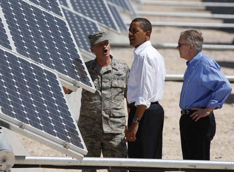 Barack Obama při inspekci na vojenské základně Nellis