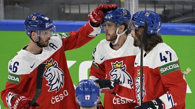Čeští hokejisté se radují z branky do sítě Norska.