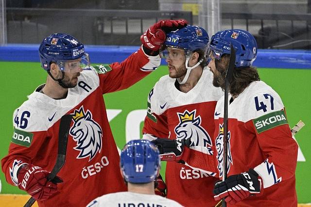 Čeští hokejisté se radují z branky do sítě Norska.