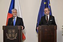 Prezident Petr Pavel a premiér Petr Fiala 2. května 2023 na tiskové konferenci po setkání na Pražském hradě